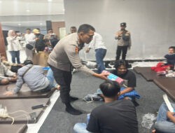 Polresta Banyuwangi dan ASDP Beri Puluhan Selimut dan Matras di Posko Ketapang untuk Keluarga Korban KMP Tunu Pratama
