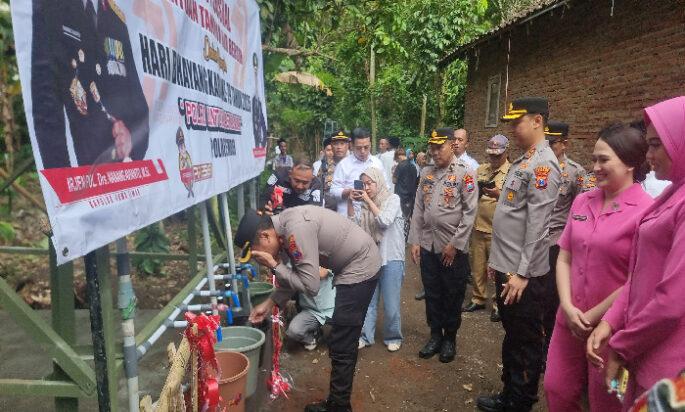 Hari Bhayangkara ke-79 Polres Jember Beri Bantuan Tandon Air Warga Kecamatan Sumberjambe