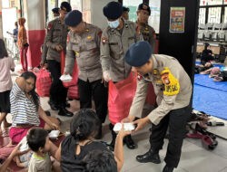 Brimob Gelar Dapur Lapangan di Kampung Melayu, Bantu Warga Terdampak Banjir