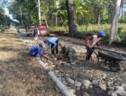 Peduli Lingkungan, Babinsa Bringin Kerja Bakti Bersama Warga Perbaiki Jalan Penghubung Antar Dusun