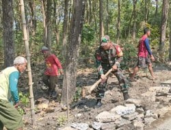 Babinsa Kemusu dan Warga Gotong Royong Perbaiki Jalan Rusak