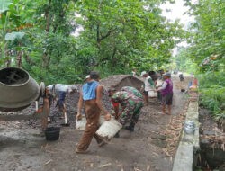 Babinsa Bersinergi dengan Masyarakat Gotong Royong Perbaiki Jalan Desa