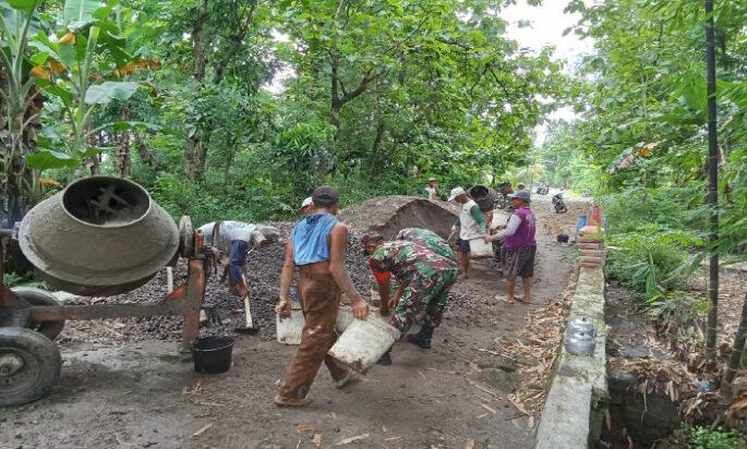 Babinsa Bersinergi dengan Masyarakat Gotong Royong Perbaiki Jalan Desa