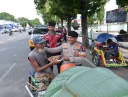 Patroli Humanis, Polres Situbondo Berbagi Nasi Kotak kepada Warga dan Pelajar