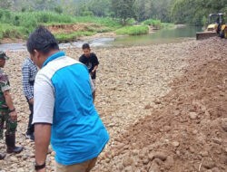 Tanggul Dam Jebol, Reaksi Cepat Tanggap Babinsa Koramil 0801/03 Arjosari Turun Ke Lokasi