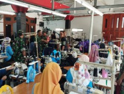 Babinsa Beri Dukungan dan Motivasi Pada UMKM Konveksi Baju Lokal