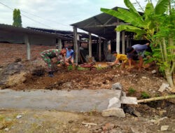 Babinsa Kodim Ponorogo Gotong Royong Perbaiki Gorong Gorong Bersama Warga