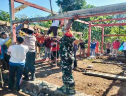 Sinergi TNI Bersama Rakyat, Babinsa Jogorogo Gotong Royong Bangun Rumah Warga