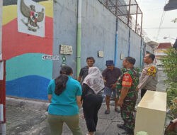 TNI-POLRI Bersinergi Patroli Sambang Warga Balong Sudiroprajan, Sampaikan Himbauan Kamtibmas