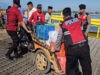 Polri Untuk Masyarakat : Polres Situbondo Patroli di Pelabuhan Jangkar Bantu Penumpang Kapal