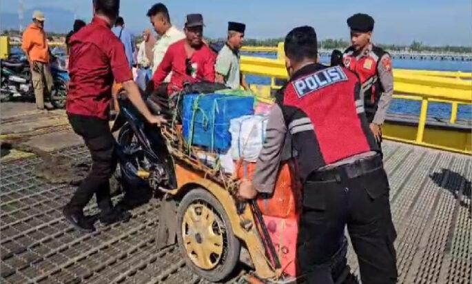 Polri Untuk Masyarakat : Polres Situbondo Patroli di Pelabuhan Jangkar Bantu Penumpang Kapal