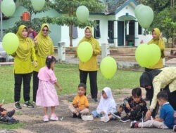 Ketua Persit KCK Cab.XV Kodim Pacitan Berikan MPLS pada Murid Baru TK Kartika IV-18