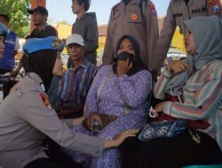 Polwan Polres Pasuruan Kota Beri Pendampingan Keluarga 3 Pemancing yang Hilang di Perairan Lekok