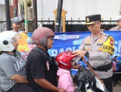 Hari Pertama Operasi Patuh Semeru 2025 Polres Trenggalek Bagi – bagi Helm Gratis