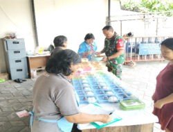 Cegah Stunting, Babinsa Gandekan Ikut Andil dalam Penyiapan Logistik Untuk Baduta dan Ibu Hamil