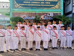 Hari Pertama Masuk Sekolah, Petugas Upacara MIM 16 Karangasem Paciran Tampilkan Dedikasi dan Disiplin Tinggi