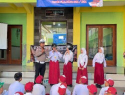 Operasi Patuh Semeru 2025, Polres Mojokerto Edukasi Pelajar Tertib Lalin dan Berbagi Helm Gtatis