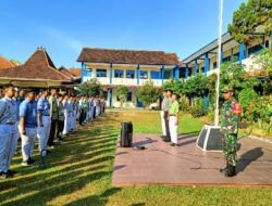 Babinsa Manahan Berikan Latihan PBB Kepada Peserta MPLS SMAN 4 Surakarta