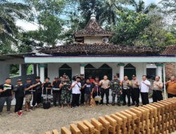 Sinergitas TNI-Polri Bersihkan Masjid Al-Ikhlas Di Kecamatan Tulakan