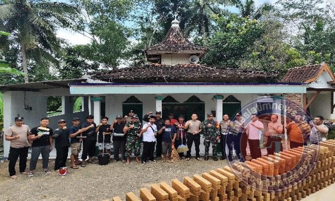 Sinergitas TNI-Polri Bersihkan Masjid Al-Ikhlas Di Kecamatan Tulakan