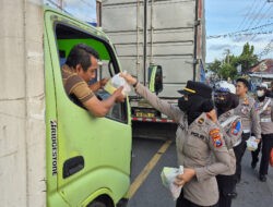 Polresta Banyuwangi Berbagi Mamiri Kepada Pengguna Jalan yang Terjebak Kepadatan Pelabuhan Ketapang