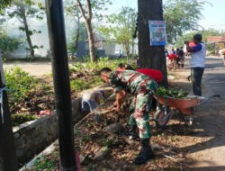 Babinsa Kodim Ponorogo Bersih Bersih Lingkungan Bersama Warga