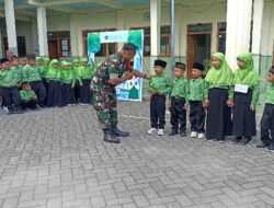 TNI Masuk Sekolah! Sertu Sutrisno Tanamkan Semangat Kebangsaan di MI Miftahul Huda Trenggalek