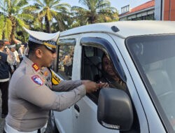 Polres Probolinggo Beri Hadiah Bagi Pengendara yang Tertib Lalu Lintas
