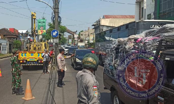 Ciptakan Kondusifitas Wilayah, Babinsa dan Bhabinkamtibmas Serengan Gelar Patroli Siang