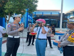 Dekat dan Bersahabat, Polisi Blusukan ke Sekolah Edukasi Tertib Lalin dan Berbagi Hadiah untuk Pelajar di Nganjuk