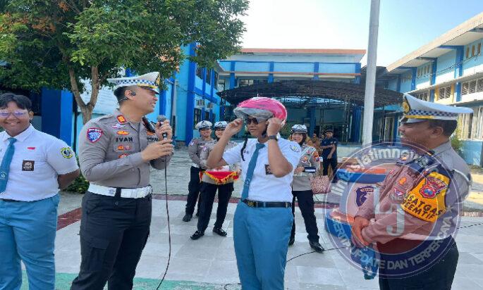Dekat dan Bersahabat, Polisi Blusukan ke Sekolah Edukasi Tertib Lalin dan Berbagi Hadiah untuk Pelajar di Nganjuk