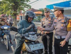Unik dan Simpatik, Polres Jember Jadikan Operasi Patuh Semeru Aksi Senyum dan Cokelat untuk Keselamatan