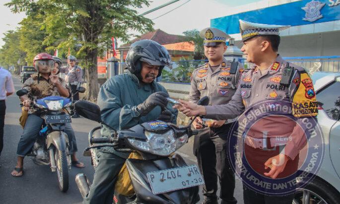 Unik dan Simpatik, Polres Jember Jadikan Operasi Patuh Semeru Aksi Senyum dan Cokelat untuk Keselamatan