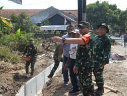 Tinjau Lokasi TMMD, Dansatgas TMMD Reguler Ke-125 Membaur Bersama Anggota dan Warga Kerjakan Sasaran Fisik