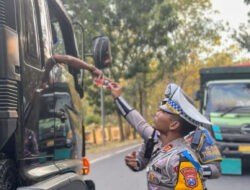 Polantas Berbagi Nasi Kotak untuk Pengendara Terjebak Macet di Hutan Baluran, Sopir Truk : Polisi Situbondo Luar Biasa