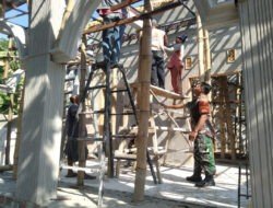 Babinsa Kodim Ponorogo Bantu Warga Renovasi Mushala