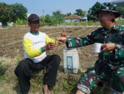 Canda Tawa Warnai Waktu Istirahat Satgas TMMD Reguler Ke-125 Kodim 0735/Surakarta Bersama Warga