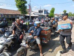Polres Bondowoso Berbagi Air Minum kepada Warga yang Antri di SPBU