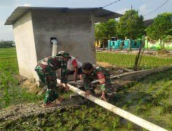 Babinsa Bantu Petani Pasang Pipa, Sistem Pengairan Sawah Makin Lancar