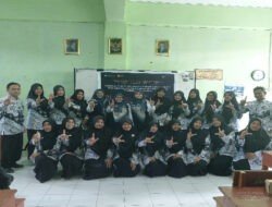 Dosen PGSD UNESA Gelar Pelatihan Mendongeng “Prop Swop Folktales” untuk Guru SD di Pacitan