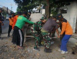 Kompak…!! Satgas TMMD Reguler Ke-125 Kodim 0735/Surakarta Bersama Warga Pindahkan Mesin Molen