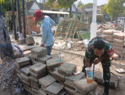 Wujud Kepedulian Kepada Masyarakat, Anggota Koramil 01/Ngawi Gotong Royong Bangun Jalan