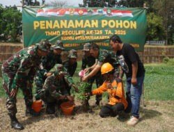 Sukseskan Program Unggulan Kasad, Satgas TMMD Reguler Ke-125 Kodim 0735/Surakarta Bersama Masyarakat Laksanakan Penanaman Pohon