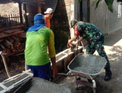 Babinsa Kodim Ponorogo Bantu Warga Bangun Rumah