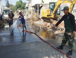 Respon Cepat Tanggapi Keluhan Warga, Satgas TMMD Reguler Ke-125 Gandeng Damkar Laksanakan Penyemprotan Debu