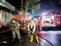 Dini Hari Mencekam di Kampak: Dua Toko Terbakar, TNI-Polri-Damkar Bergerak Cepat Padamkan Api