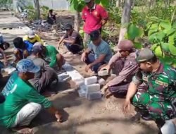 Babinsa Kodim Ponorogo Kerja Bakti Pasang Paving di Jalan Makam