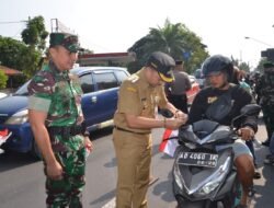 Dandim 0735/Surakarta Bersama Forkopimda Bagikan Bendera Merah Putih Ke Masyarakat, Semarakkan HUT Ke-80 RI