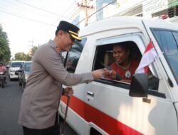 Kapolres Jember Turun Jalan Berbagi Bendera dan Cokelat Bagi Pengendara