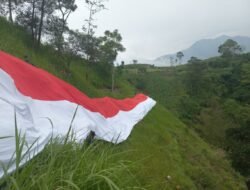 Bendera Raksasa Sepanjang 80 Meter Dikibarkan di Kaki Merapi